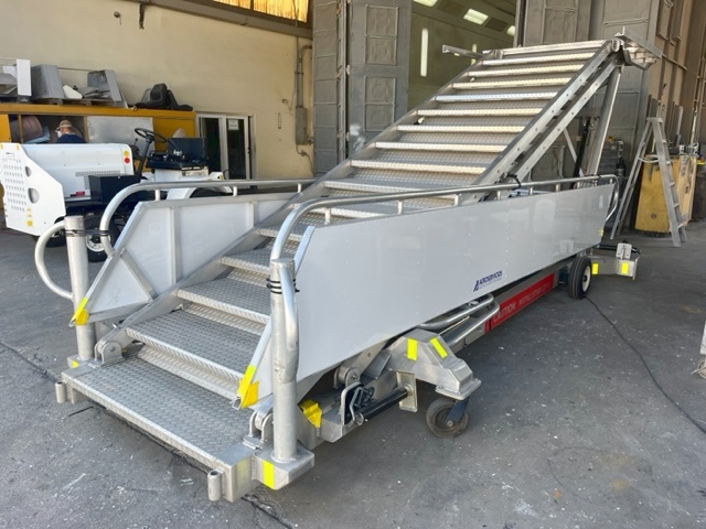 Passenger Stair Towable STD-95-145 - 95/145 in
