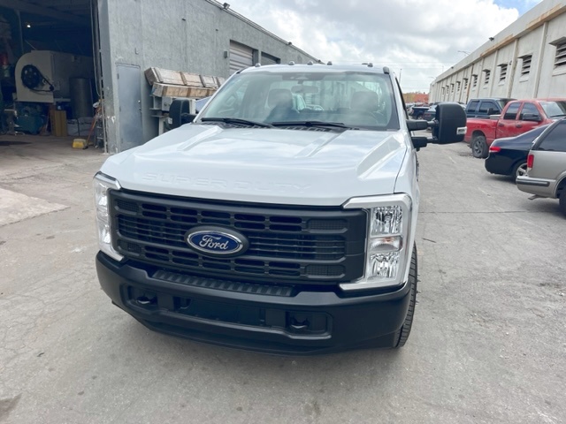 Truck Chassis Ford F-350 2023