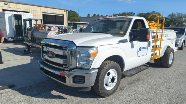 Lavatory Truck Ford/Wollard F-350 with Lift