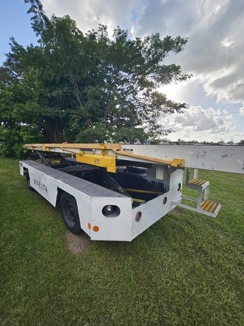 Belt Loader Tug 660