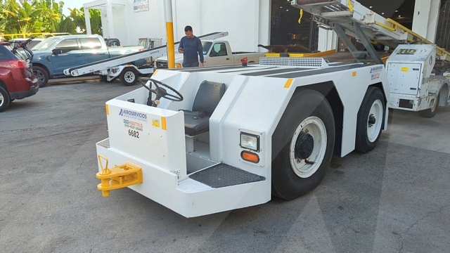 Push Back Tractor S&S GT-32 Gasoline Engine