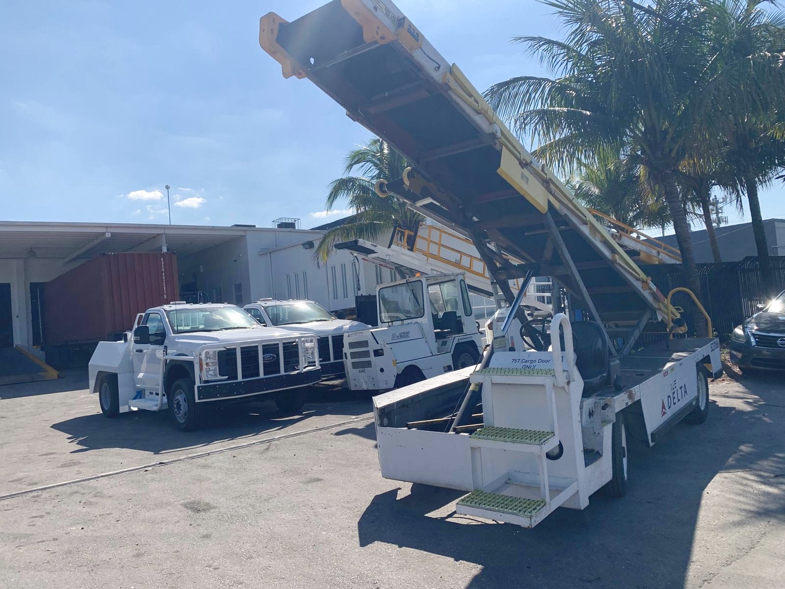 Belt Loader Tug 660