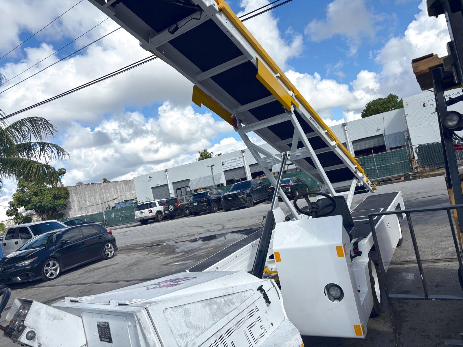 Belt Loader Tug 660