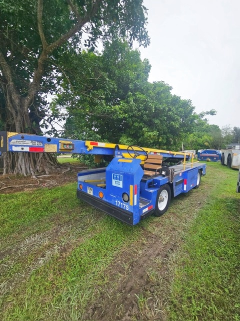 Belt Loader Tug 660