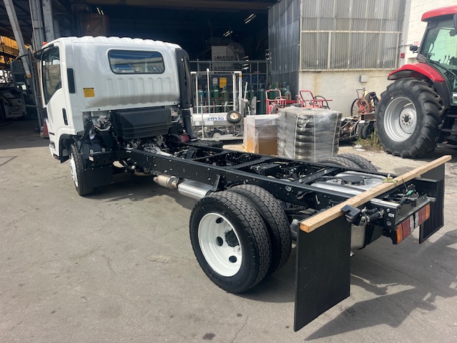 Truck Chassis Isuzu NPR - Gasoline