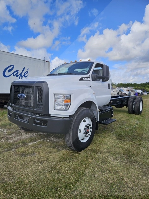 Truck Chassis Ford F-750 2026