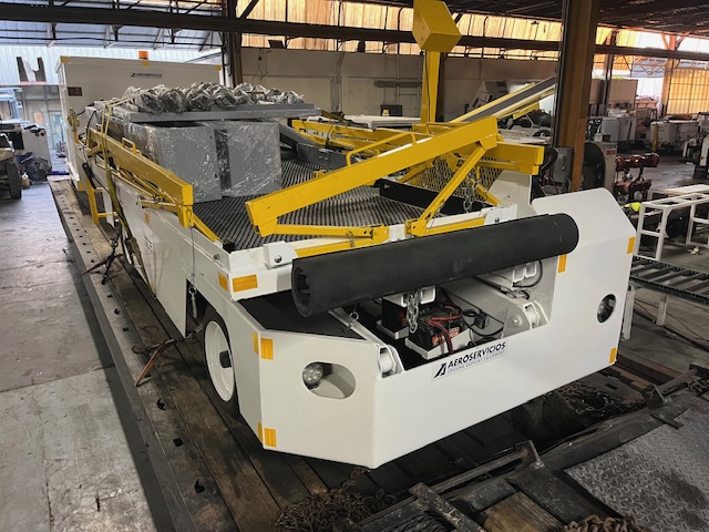 Maintenance Lift Tesco Hi-Lift Inc./Tug ML-14 over Tug 660