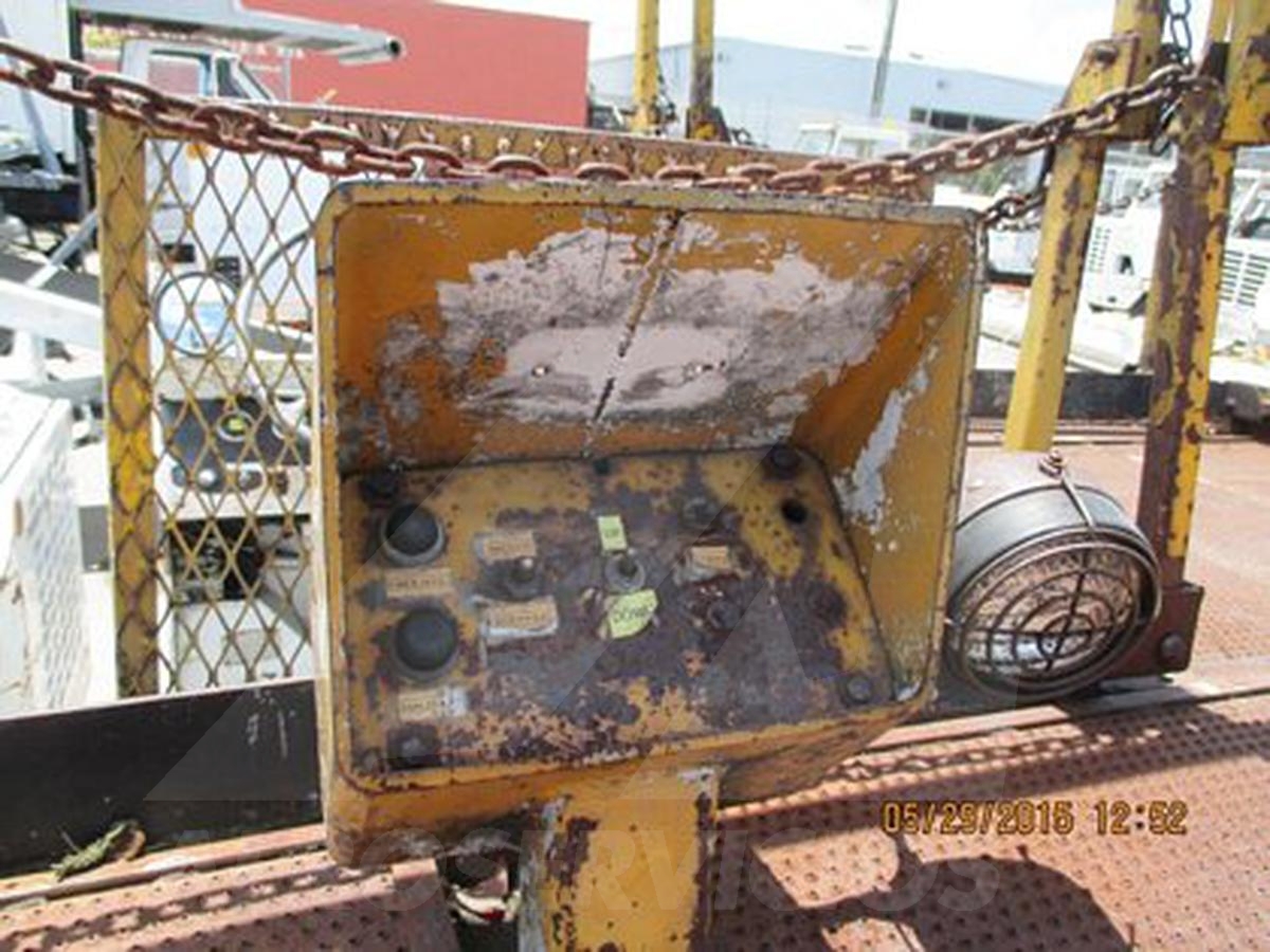 Maintenance Lift Tesco Hi-Lift Inc./Tug ML-14 over Tug 660