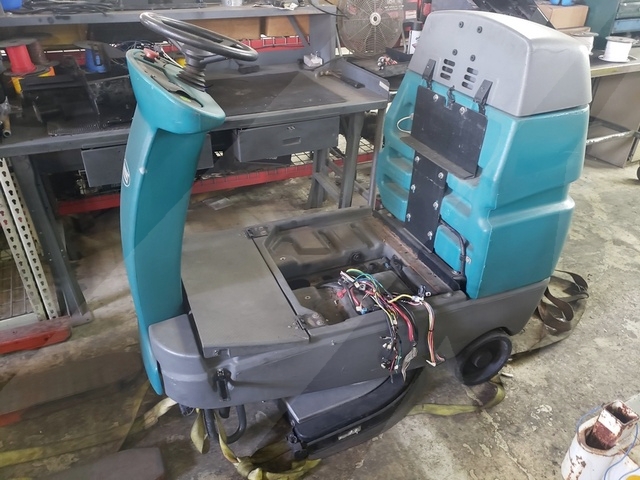 Rider Floor Scrubber Tennant T-7