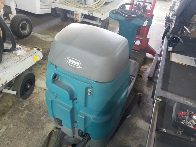 Rider Floor Scrubber Tennant T-7