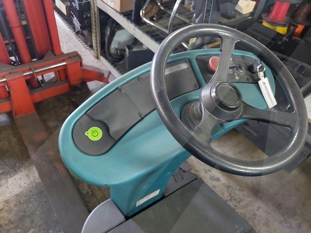 Rider Floor Scrubber Tennant T-7